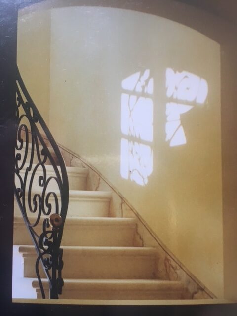 Courthezon - Ancien cloitre - Décoration sur les 3 étages